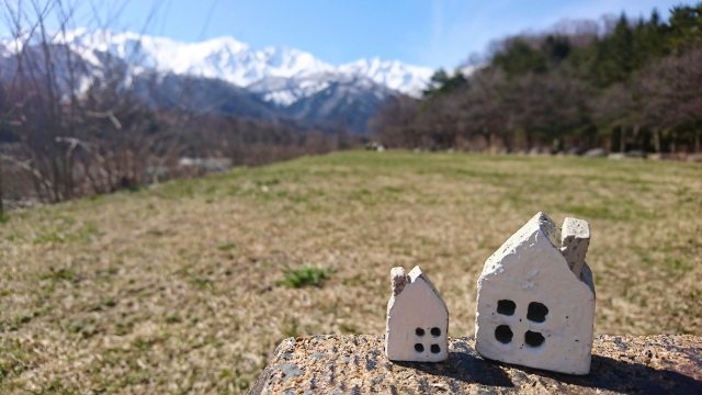 空き地と家の置物