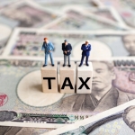 TAXのテキストパーツと人形とお金