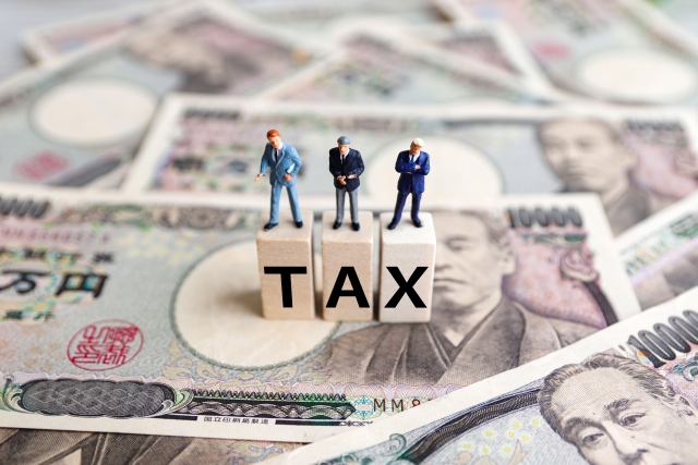 TAXのテキストパーツと人形とお金